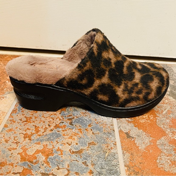 💋NWOB! Incredible BOC Fur & Leopard Print, Fur Lined Clogs! - Picture 3 of 12